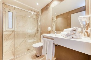 Amenidades de baño gratuitas, secadora de cabello, toallas 