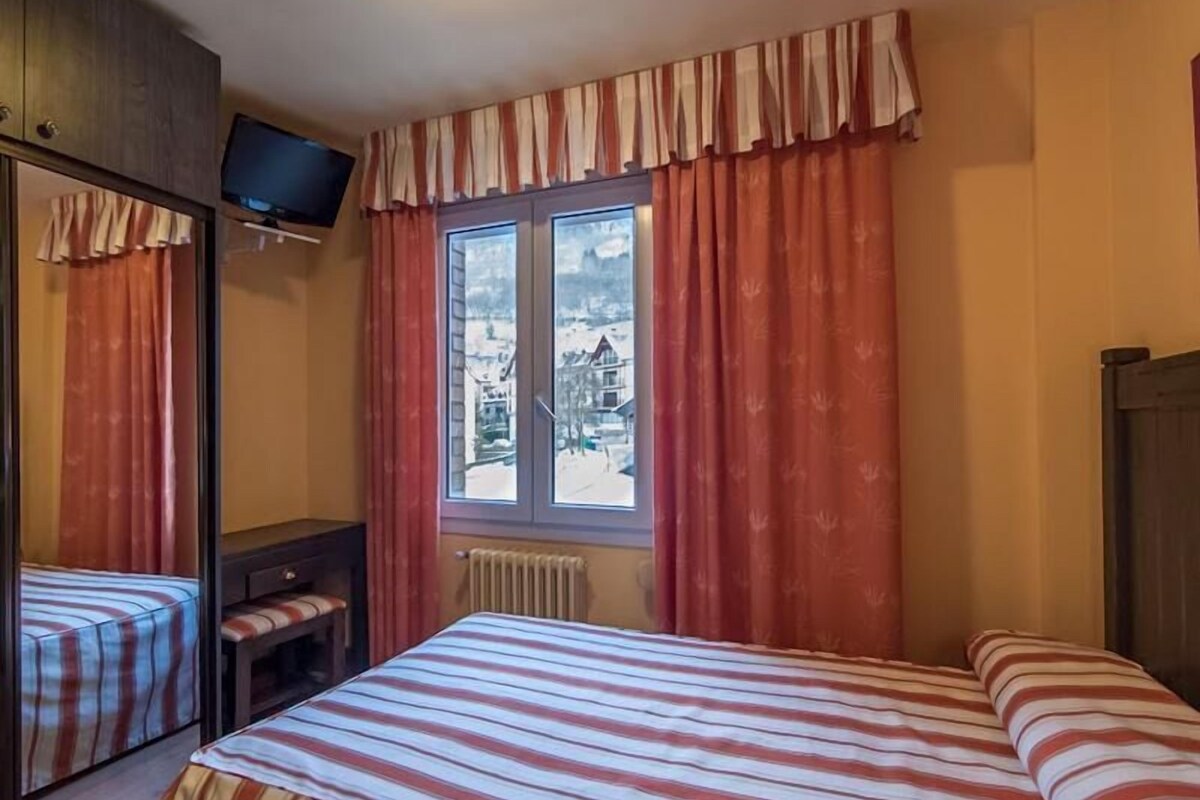 Free cots/infant beds, free WiFi, bed sheets