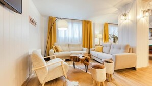 A modern living room with a sofa set, a chair, a coffee table, and a rug. - Hotel Viella (Vielha e Mijaran)