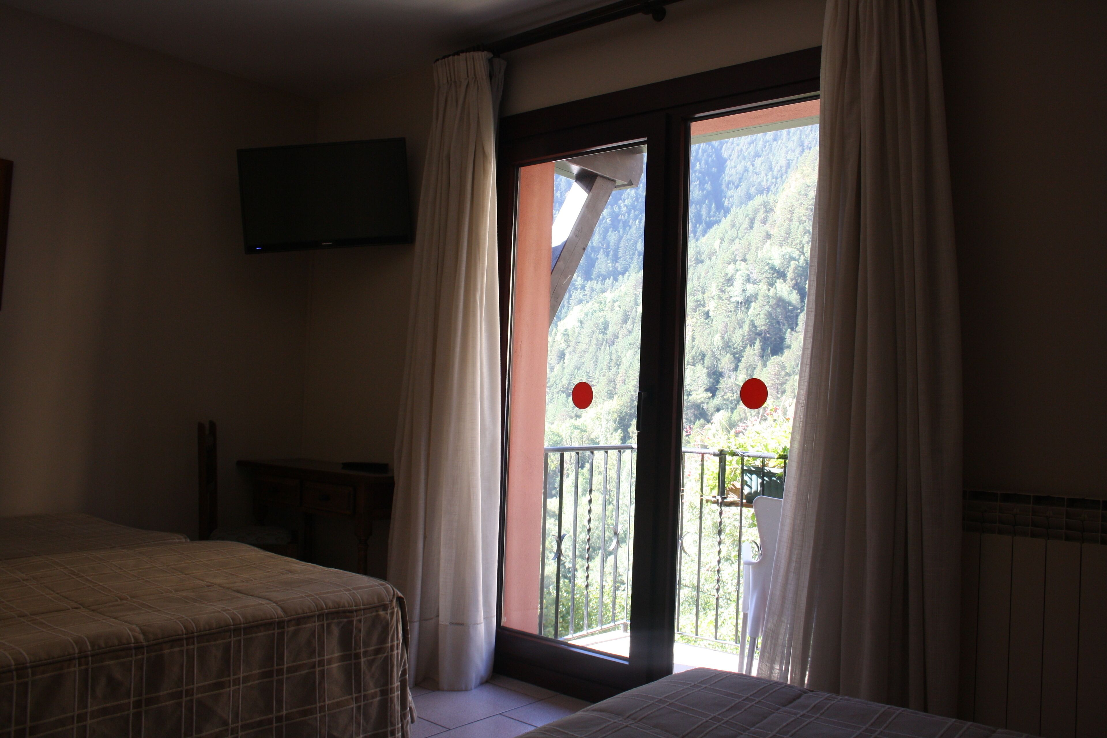 客房内保险箱、办公桌、遮光窗帘、免费婴儿床