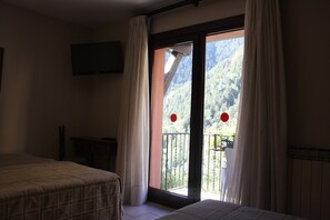 In-room safe, desk, blackout drapes, free cribs/infant beds - Xalet Besoli (Arinsal)