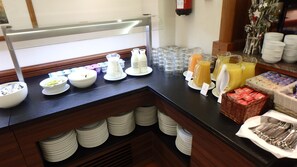 Petit-déjeuner buffet (12 EUR par personne)