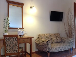 客房内保险箱、办公桌、免费 WiFi、床单