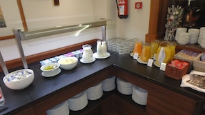 Daily buffet breakfast for a fee - Hotel Xalet Verdú (Arinsal)
