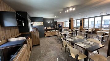 Petit déjeuner buffet (12 EUR par personne)