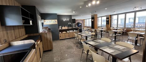 Se ofrece un desayuno bufé (12 EUR por persona)