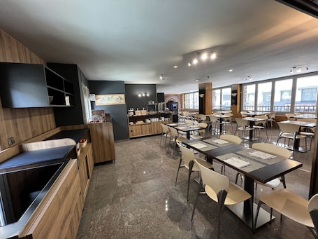 Desayuno buffet diario (EUR 12 por persona). Yomo Imperial