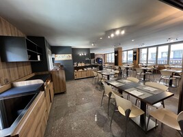 每日供应自助式早餐（每人 EUR 12）