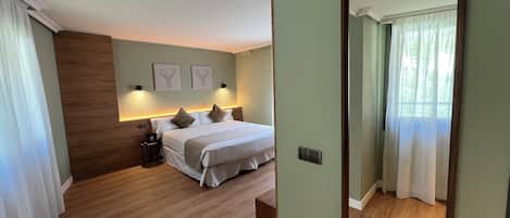 Double Room | In-room safe, desk, blackout drapes, free WiFi