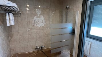 Bañera, artículos de higiene personal gratuitos, secador de pelo y bidé