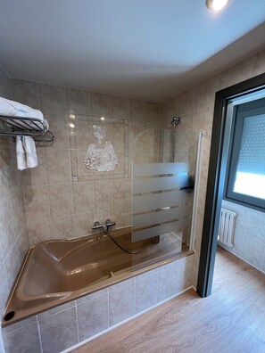 Bathtub, free toiletries, hair dryer, bidet