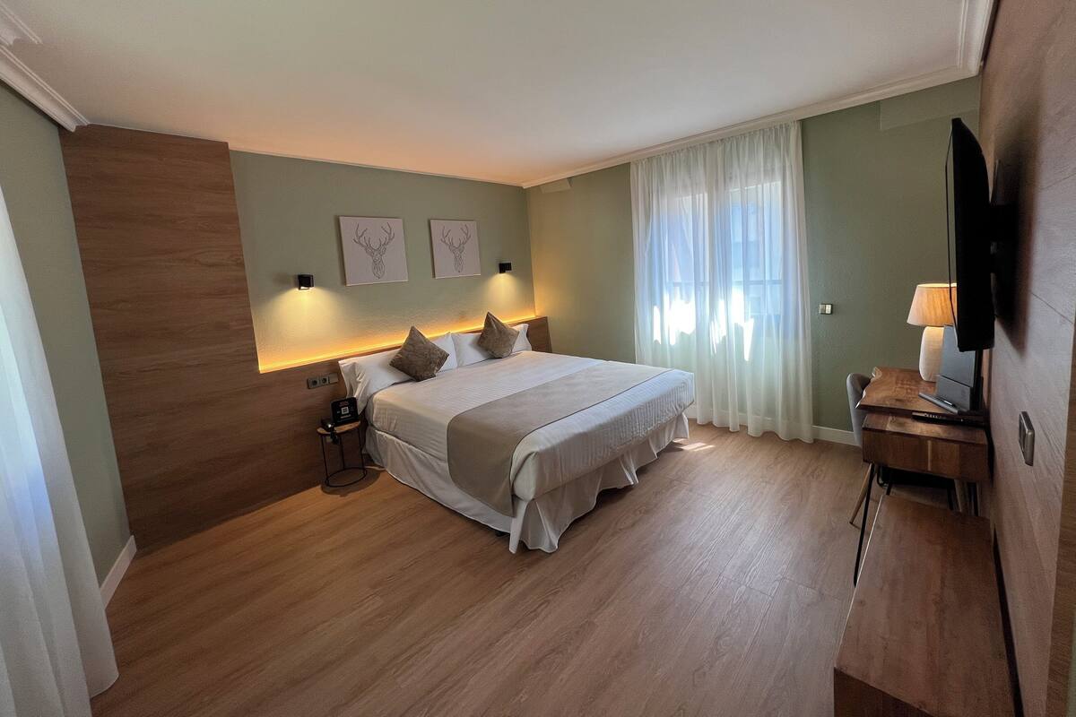 Cofres nos quartos, escrivaninha, cortinas blackout, Wi-Fi de cortesia