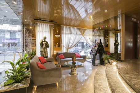 Lobby lounge
