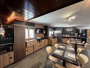 Desayuno buffet (EUR 12 por persona) 