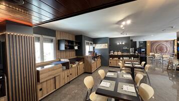 Petit déjeuner buffet (12 EUR par personne)