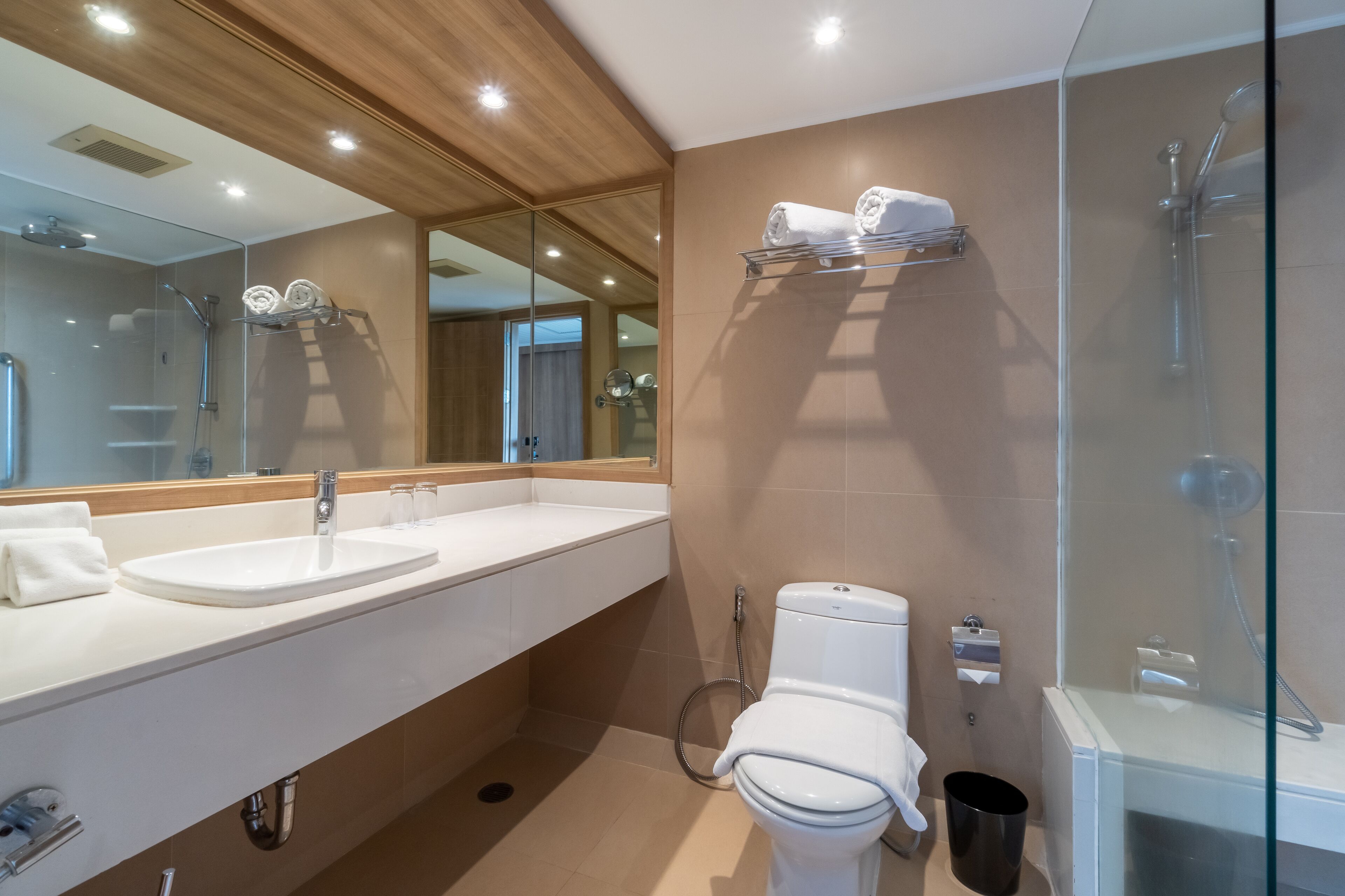 shower, rainfall showerhead, free toiletries, hair dryer