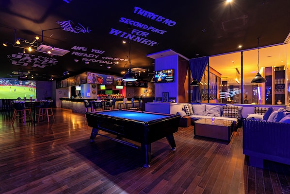 3 bares, bar en la piscina, bar junto a la piscina y bar en la playa