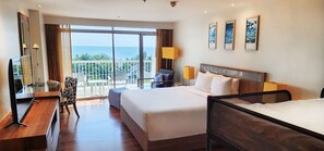 Su íte júnior, vista para o oceano | Roupas de cama premium, frigobar, cofres nos quartos, escrivaninha