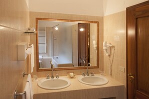 Junior Suite | Bathroom | Hair dryer, towels - Hotel Posta (Reggio nell'Emilia)