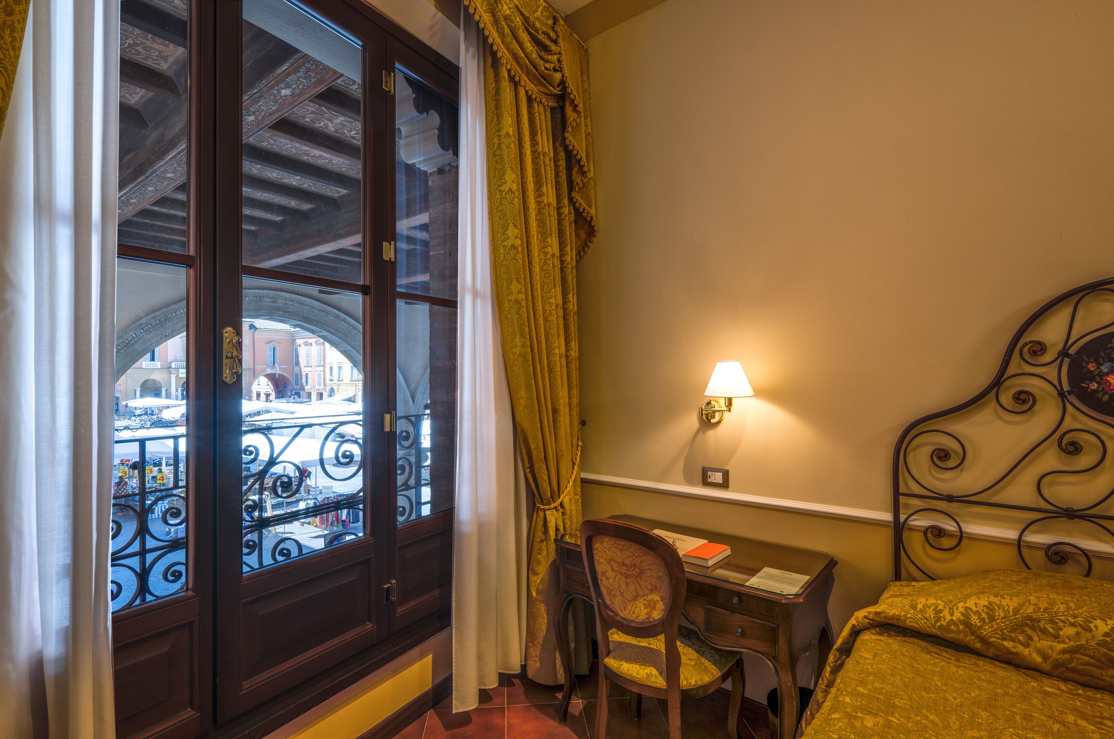 single room | 1 bedroom, minibar, in-room safe, desk