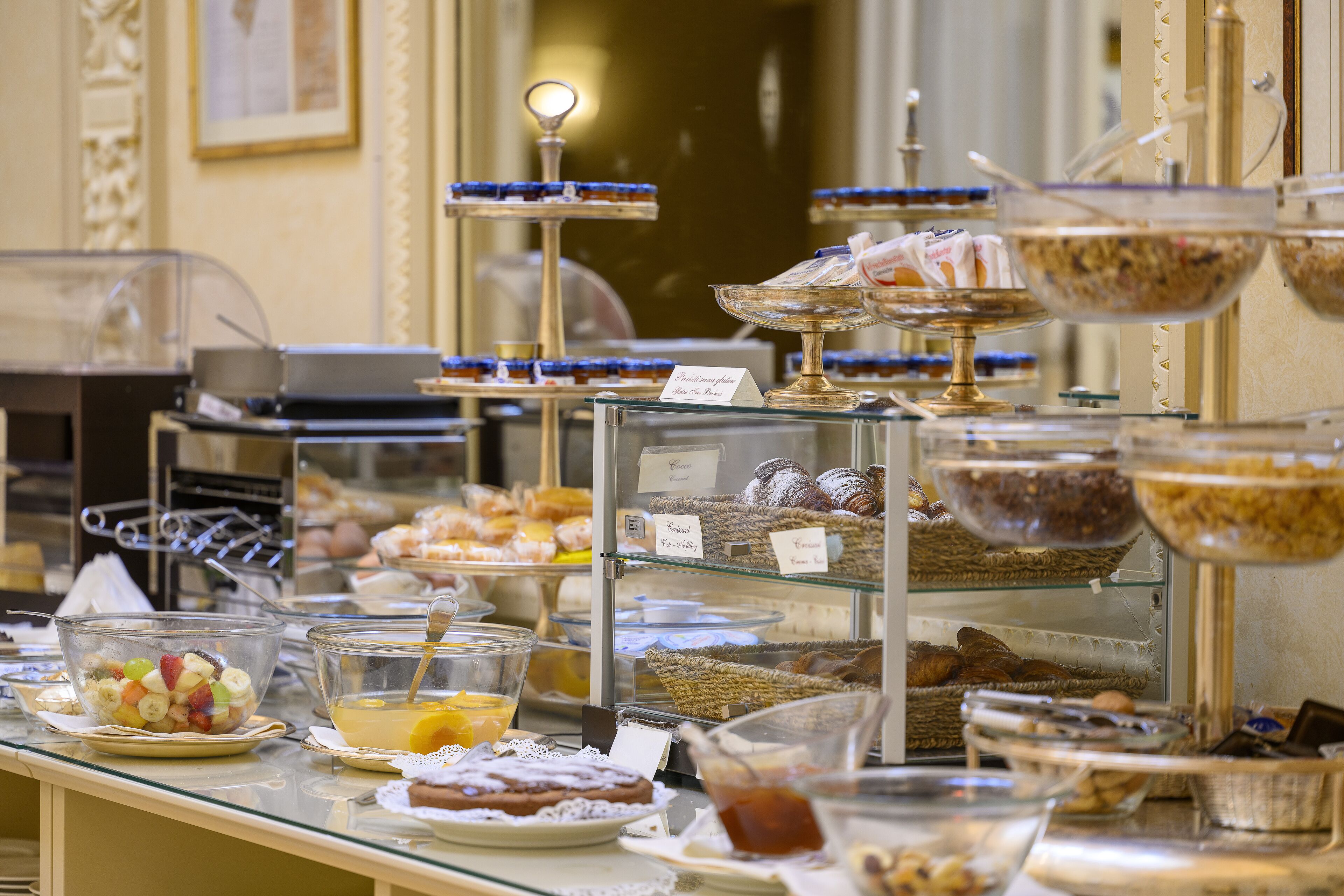 每日供應自助早餐 (每人 EUR11)