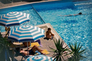 Seasonal outdoor pool, pool umbrellas, pool loungers - Jet Hotel (Jesolo)