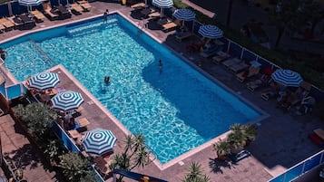 Piscine extérieure (ouverte en saison), parasols de plage