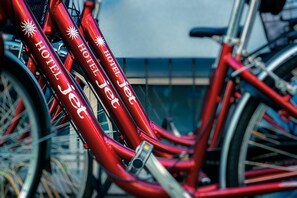 A red bicycle with "HOTELJET" branding and sun symbols. - Jet Hotel (Jesolo)
