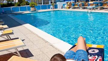 Piscine extérieure (ouverte en saison), parasols de plage