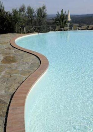 Piscine extérieure (ouverte en saison), parasols de plage
