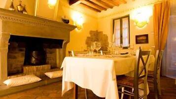 Frühstück, Mittagessen, Abendessen, regionale Küche