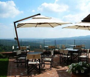 Se sirven desayunos, comidas, cenas y cocina regional