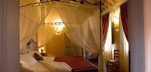 Minibar, caja de seguridad en la habitación y escritorio