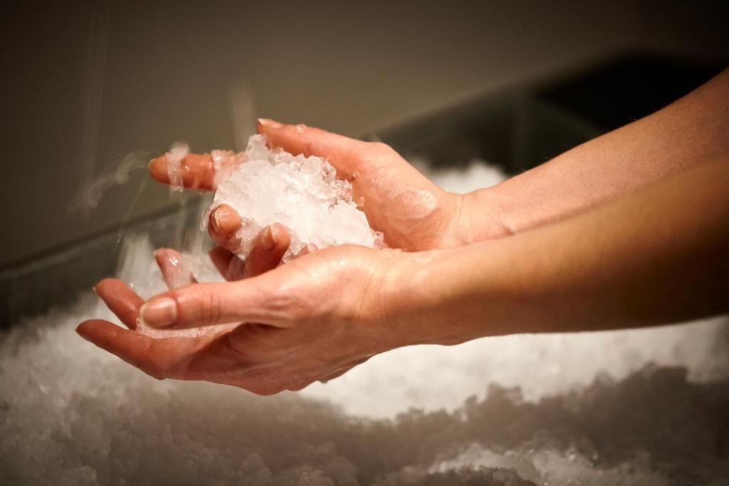 sauna, hot tub, steam room, turkish bath/hammam, hydrotherapy