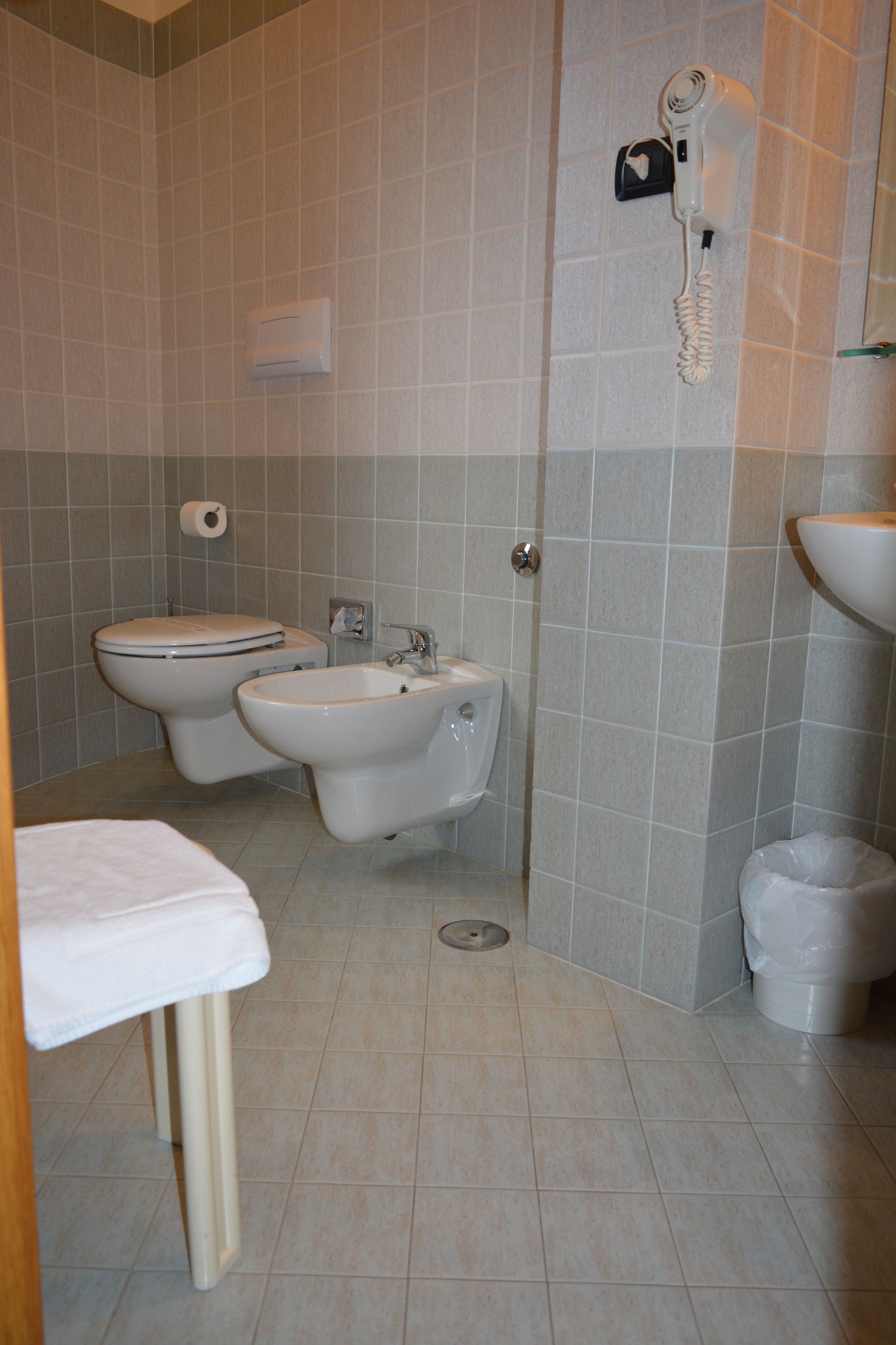 standard room | bathroom | shower, free toiletries, hair dryer