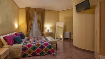 Habitación doble | Ropa de cama hipoalergénica y caja de seguridad en la habitación