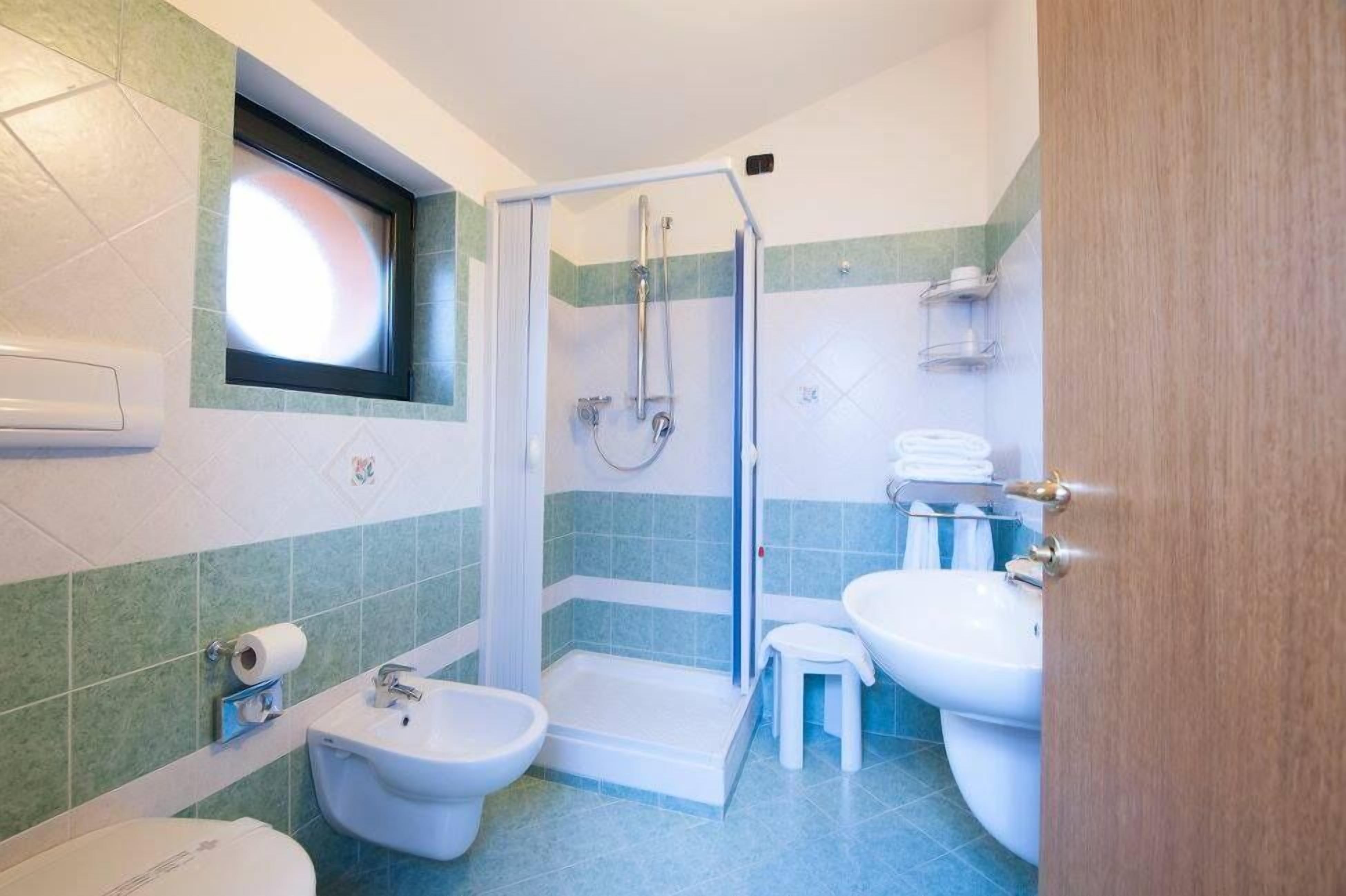standard room | bathroom | shower, free toiletries, hair dryer