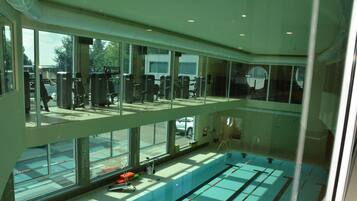 Innenpool, Außenpool, Liegestühle