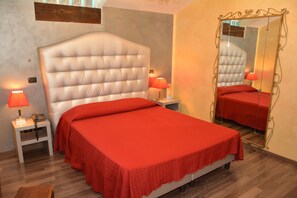 Minibar, safe på rommet, skrivebord og lydisolert