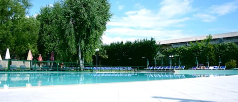 Hồ bơi trong nhà, hồ bơi ngoài trời, ghế dài tắm nắng