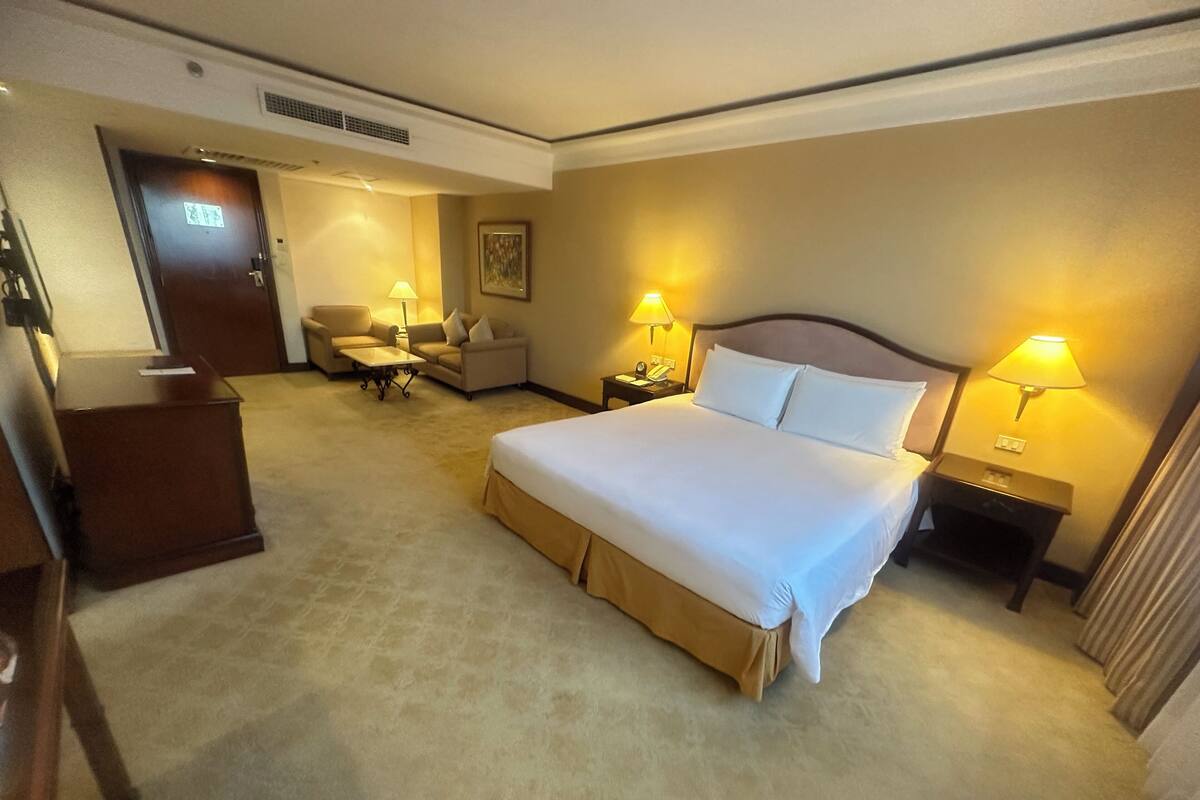 Deluxe Suite with Sea View | Sengetøy av topp kvalitet, minibar, safe på rommet og skrivebord