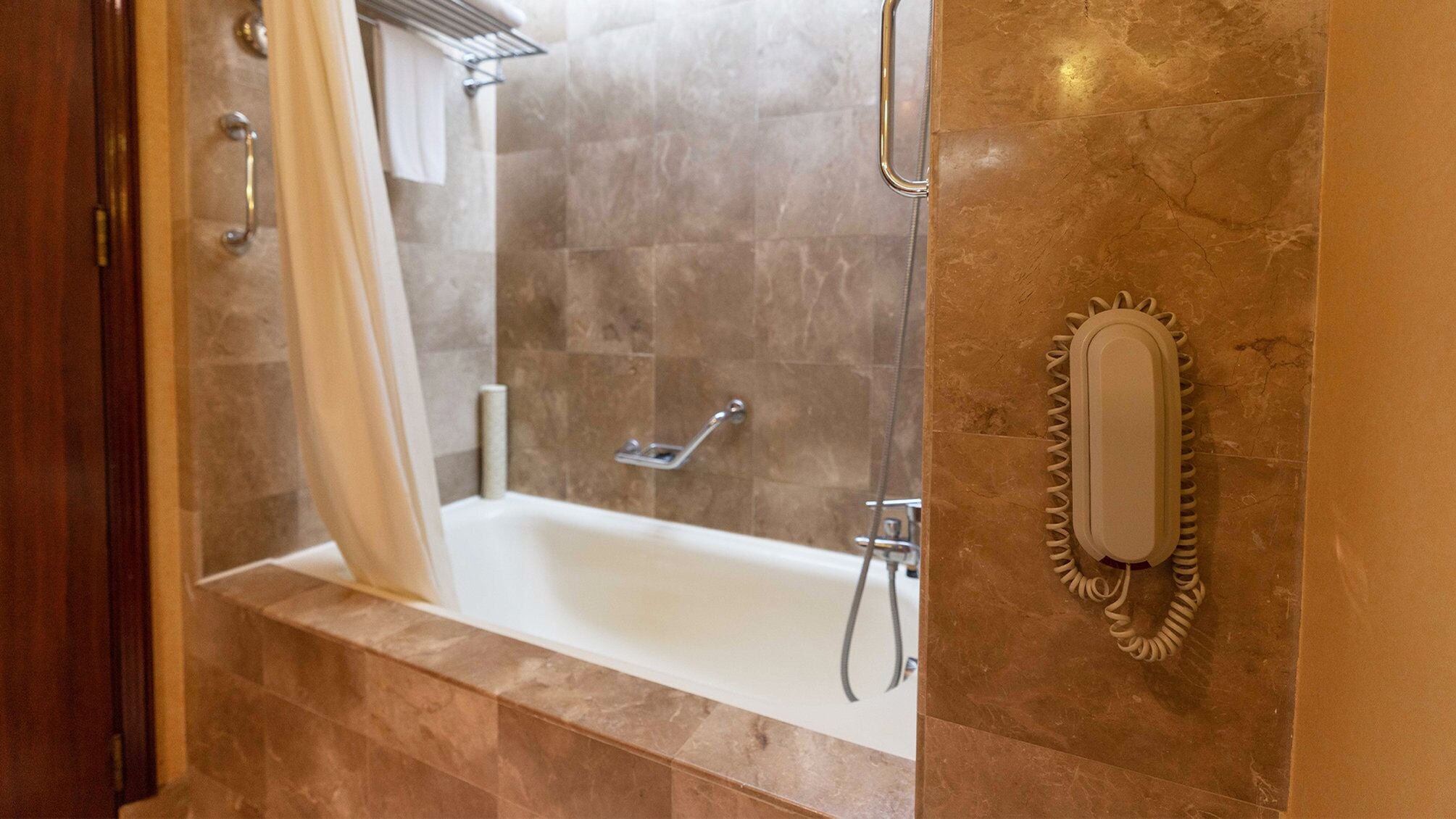 combined shower/bathtub, rainfall showerhead, free toiletries