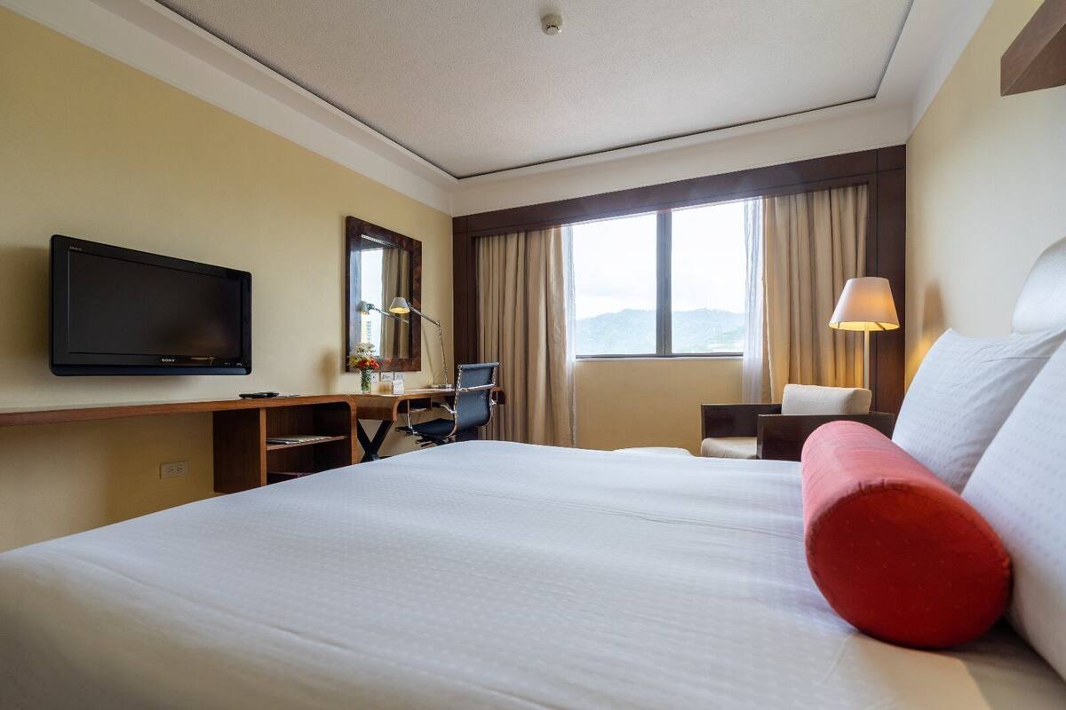 Sengetøy av topp kvalitet, minibar, safe på rommet og skrivebord