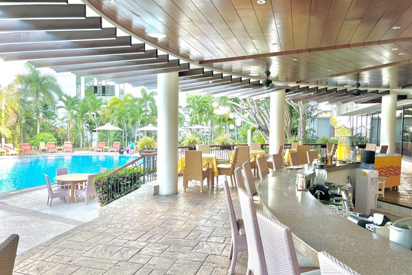 Bar tepi kolam renang