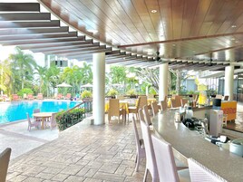 Bar junto a la piscina