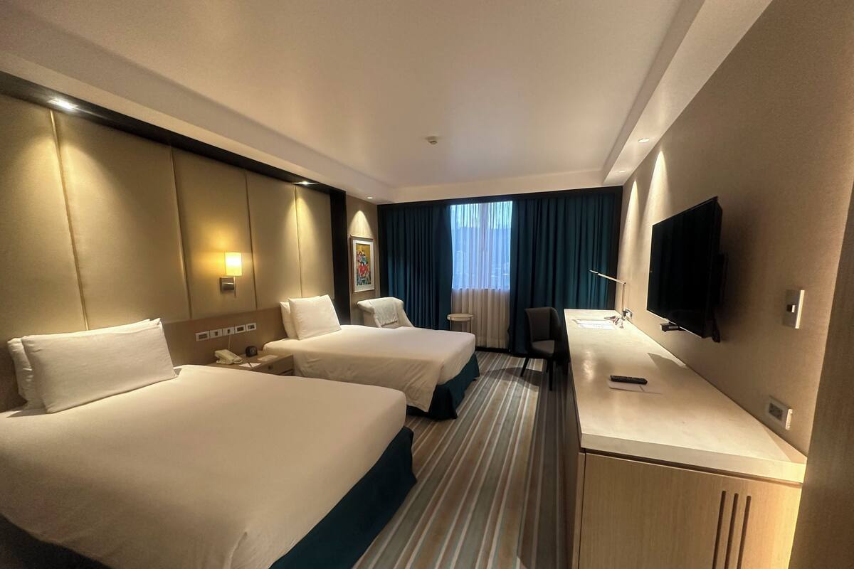 Sengetøy av topp kvalitet, minibar, safe på rommet og skrivebord