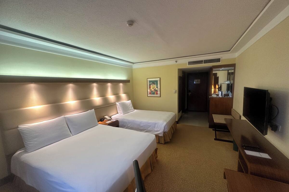 Sengetøy av topp kvalitet, minibar, safe på rommet og skrivebord
