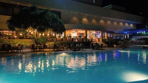 A poolside area with outdoor seating and a bar/lounge area. - Marco Polo Plaza Cebu (Cebu City)