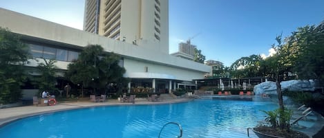 Piscina a l'aire lliure (horari: 08:00-20:00), para-sols i gandules
