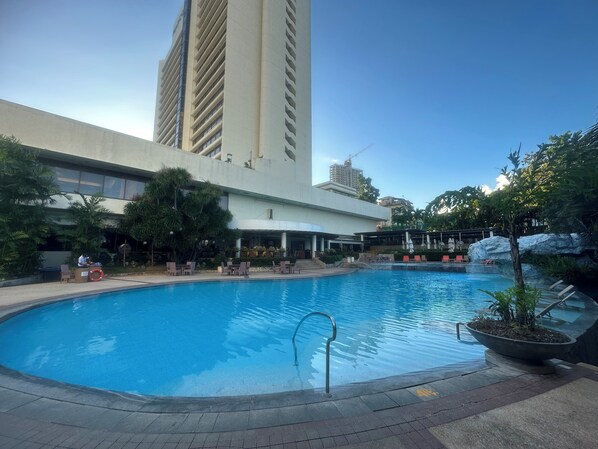 Piscine extérieure, accès possible de 8 h à 20 h, parasols